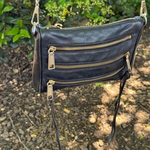 Bolso bandolera de piel negra estilo motero con 5 cremalleras de Rebecca Minkoff y herrajes plateados. imagen 2