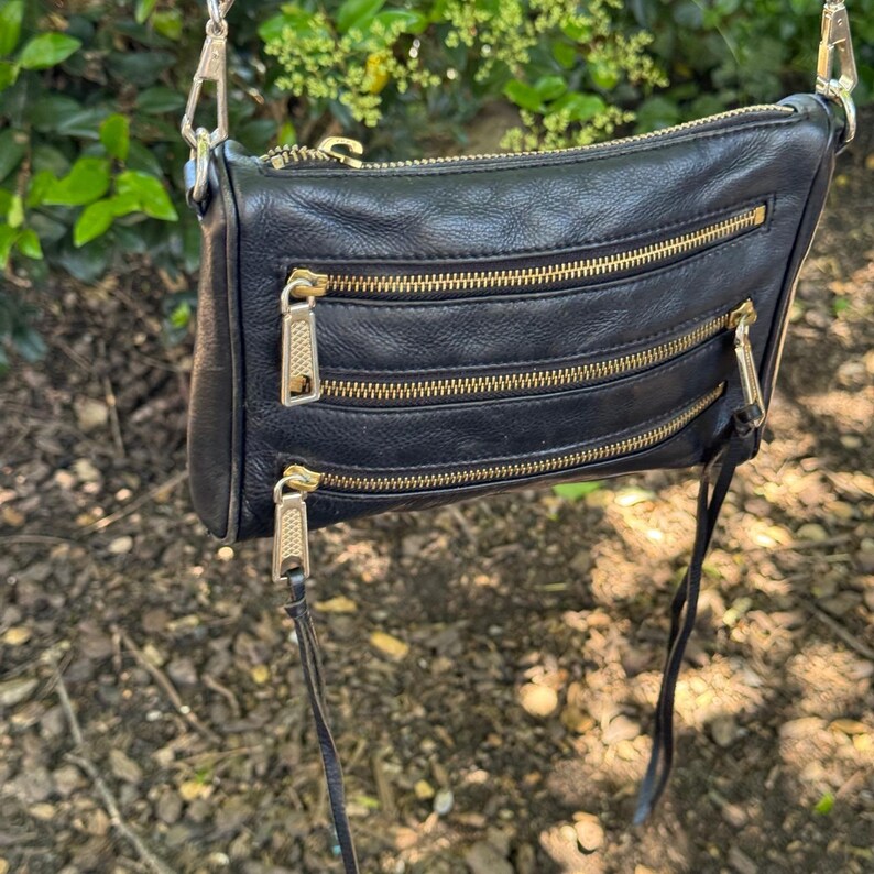 Bolso bandolera de piel negra estilo motero con 5 cremalleras de Rebecca Minkoff y herrajes plateados. imagen 2