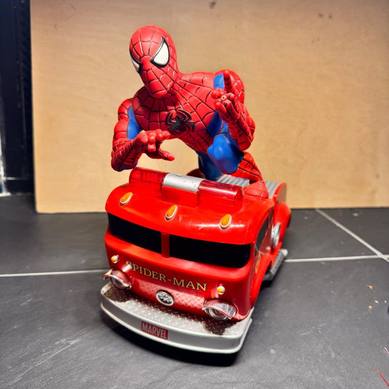Marvel MGA Spider-Man Fire Truck Toy 2006 Red Sound & Lights Action Figure Works image 4