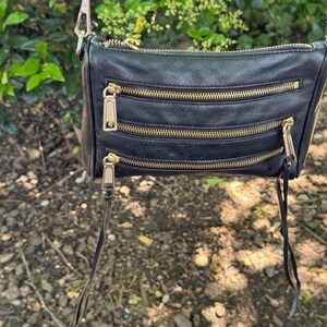 Bolso bandolera de piel negra estilo motero con 5 cremalleras de Rebecca Minkoff y herrajes plateados. imagen 13