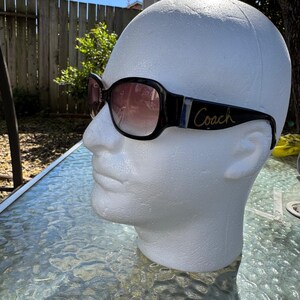 Gafas de sol rectangulares negras Coach Whitney S495 con patillas con el logotipo de la marca.