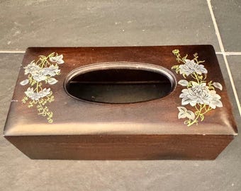Funda de madera vintage para caja de pañuelos con incrustaciones florales de nácar y decoración estilo chinoiserie.