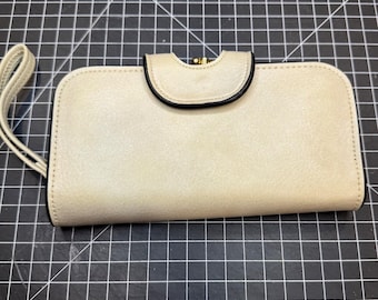 Cartera de mano vintage de piel sintética color crema con cierre de beso y cremallera Omega.