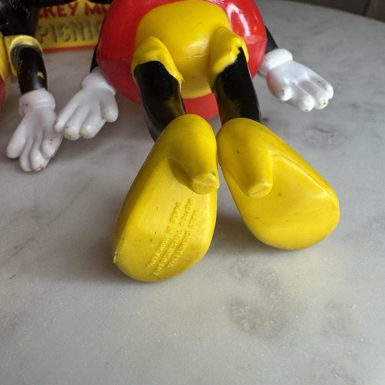 Figuras articuladas vintage de Mickey Mouse y Minnie Mouse de Walt Disney con caja de picnic imagen 7