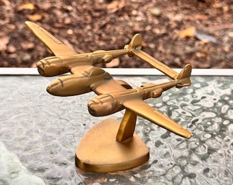 Adorno de escritorio de avión de combate de latón Lockheed P-38 Lightning vintage sobre soporte