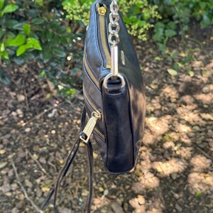 Bolso bandolera de piel negra estilo motero con 5 cremalleras de Rebecca Minkoff y herrajes plateados. imagen 14