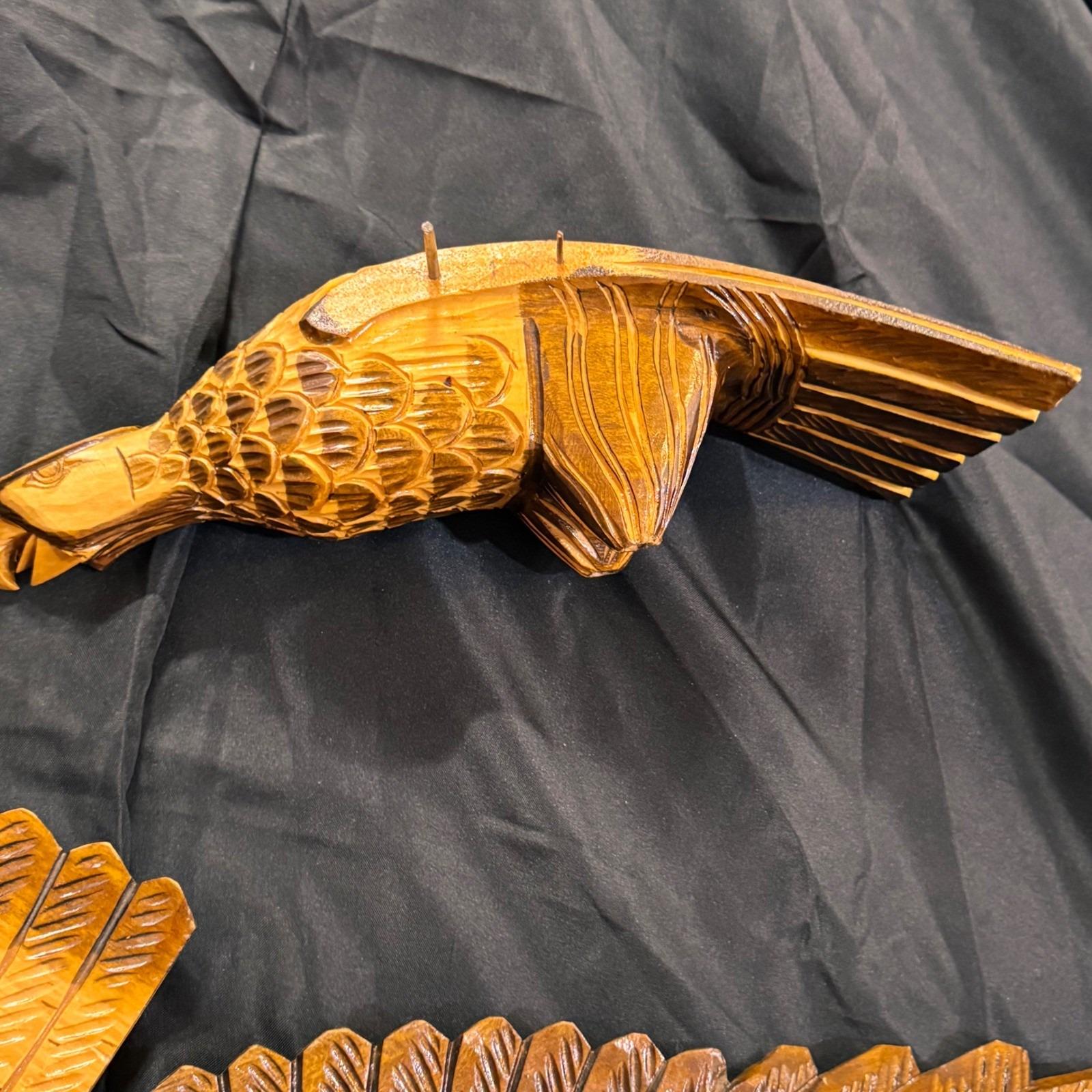 ヴィンテージの手彫り木製鷲の像、舞い上がる鳥の彫刻、素朴なフォーク