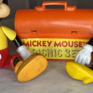 Figuras articuladas vintage de Mickey Mouse y Minnie Mouse de Walt Disney con caja de picnic imagen 2