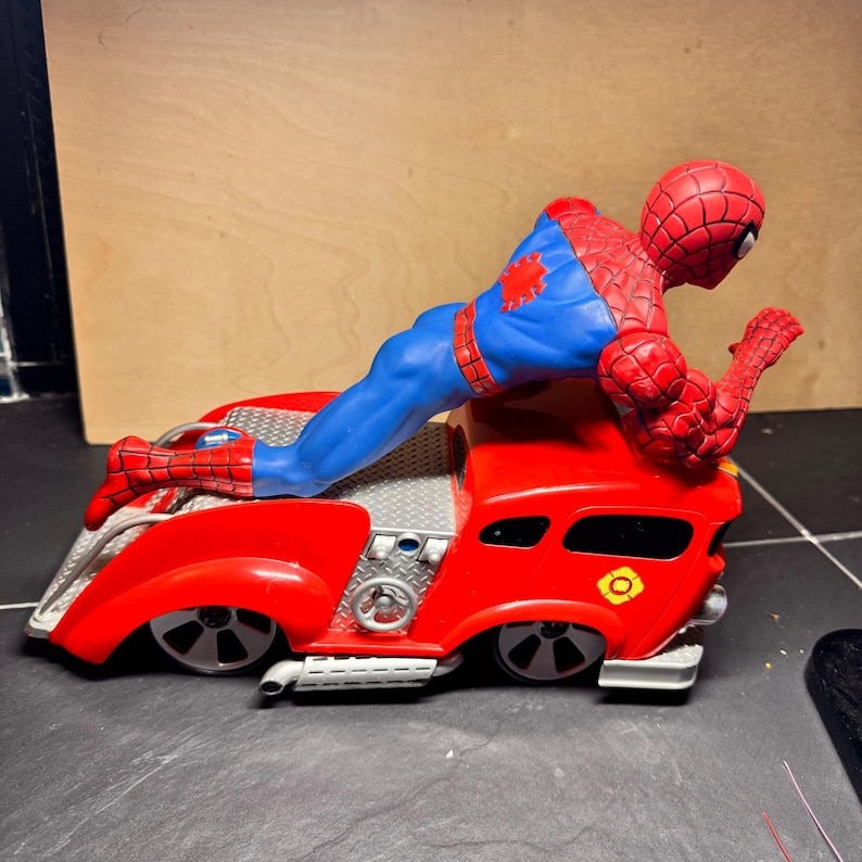 Marvel MGA Spider-Man Fire Truck Toy 2006 Red Sound & Lights Action Figure Works image 6