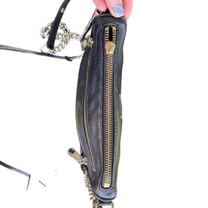 Bolso bandolera de piel negra estilo motero con 5 cremalleras de Rebecca Minkoff y herrajes plateados. imagen 9