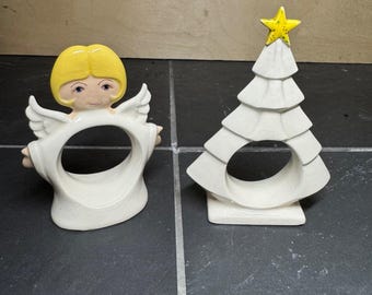 Servilleteros navideños de cerámica vintage con diseño de ángel y árbol de Navidad, color blanco y amarillo.