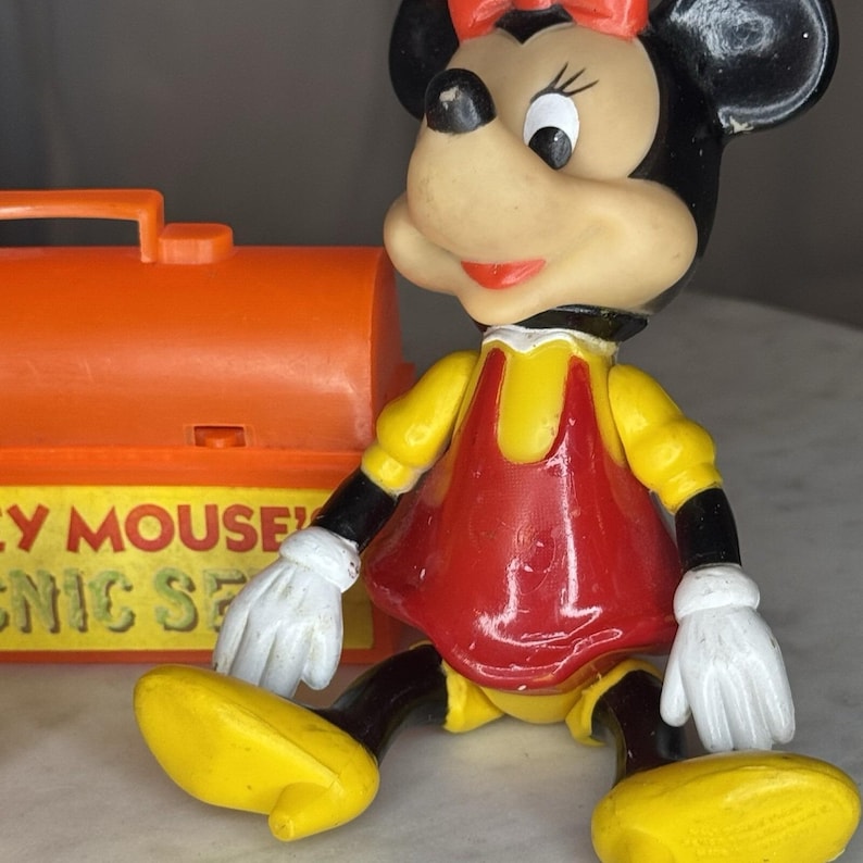 Figuras articuladas vintage de Mickey Mouse y Minnie Mouse de Walt Disney con caja de picnic imagen 3