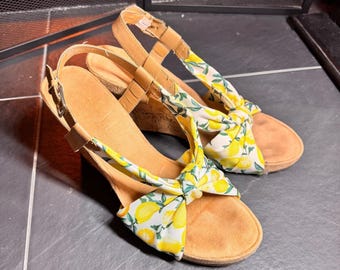 Aerosoles citroenprint kurk sleehak damessandalen pluche kussen geel wit 10,5 M