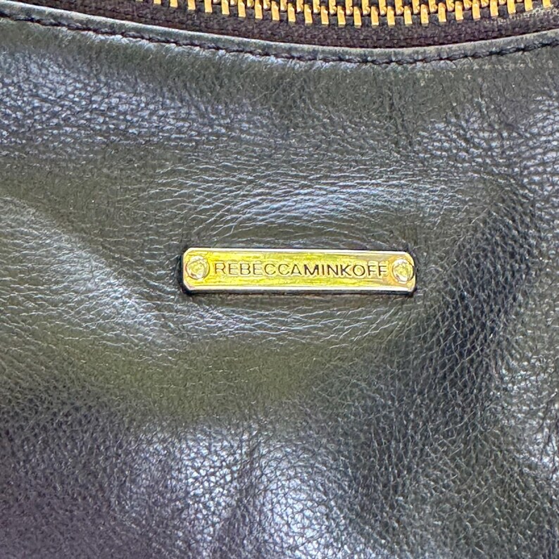 Bolso bandolera de piel negra estilo motero con 5 cremalleras de Rebecca Minkoff y herrajes plateados. imagen 12