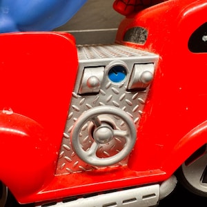 Marvel MGA Spider-Man Fire Truck Toy 2006 Red Sound & Lights Action Figure Works image 11