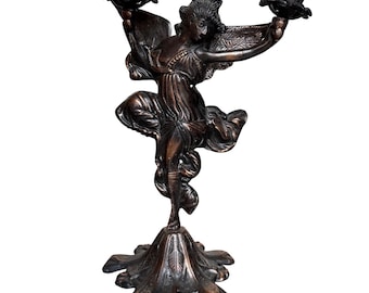 Candelabro antiguo de metal fundido con forma de ángel hada alado, doble cónico, estilo Art Nouveau, color bronce.