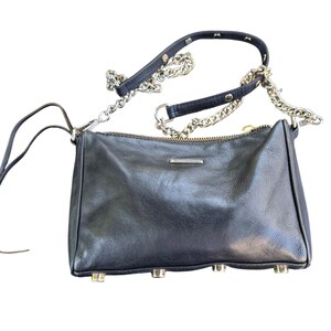 Bolso bandolera de piel negra estilo motero con 5 cremalleras de Rebecca Minkoff y herrajes plateados. imagen 3