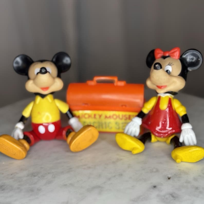 Figuras articuladas vintage de Mickey Mouse y Minnie Mouse de Walt Disney con caja de picnic imagen 1