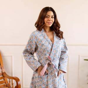 Bata acolchada de lujo Azure Bloom / Bata kimono de invierno con estampado a mano / Ropa de estar abrigada