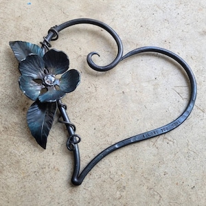 Oeuvre d'art murale en forme de coeur en fer forgé - Sculpture personnalisée en métal - Cadeau de mariage - Cadeaux d'anniversaire de fer - Cadeaux forgés à la main - Fleur en métal