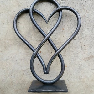 Escultura de corazón de hierro infinito - Corazón forjado para el 6.º o 11.º aniversario - Regalos de hierro forjado hechos por herreros - Regalo de boda personalizado