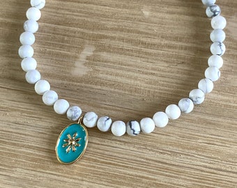Bracelet élastique véritable perles rondes howlite avec médaille bleue