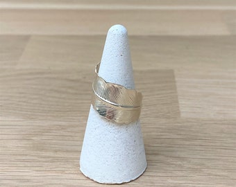 Adjustable silver-plated brass feather ring