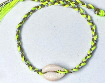 Bracelet en fils tressés avec coquillage cauri naturel