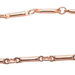 K&ouml;nnte beinhalten: Ein Armband aus ros&eacute;goldener Kette mit einem schlichten, eleganten Design. Die Kette besteht aus kleinen, runden Gliedern und verf&uuml;gt &uuml;ber einen Karabinerverschluss.