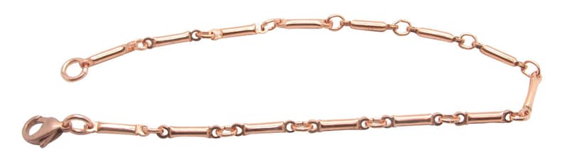 K&ouml;nnte beinhalten: Ein Armband aus ros&eacute;goldener Kette mit einem schlichten, eleganten Design. Die Kette besteht aus kleinen, runden Gliedern und verf&uuml;gt &uuml;ber einen Karabinerverschluss.