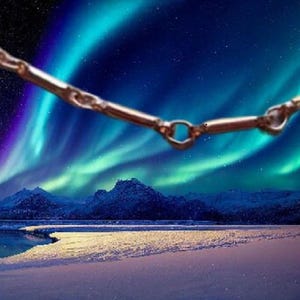 K&ouml;nnte beinhalten: Eine silberne Kettenkette mit einem einzigartigen Design h&auml;ngt vor dem Hintergrund eines leuchtenden Nordlichts &uuml;ber einer schneebedeckten Landschaft.