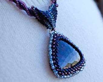 Ruby hanger en oorbellen op handgemaakte spiraal kralen ketting, fabulous faceted robijn, one of a kind bourgondisch en blauw, ruby cabochon sieraden set