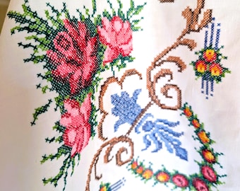 Handmade Cross Stitched Floral Tablecloth w/ 6 napkins, 100"long, Green Trim, Traditional design