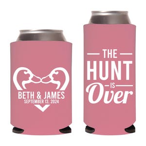 Jagd-Themed Hochzeit Dosenkühler, personalisierte Hochzeit Dosenkühler Bevorzugung, personalisierte Bier Huggers Hochzeit Gefälligkeiten, kundenspezifischer Dosenkühler (520)