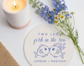 「Two Less Fish In The Sea」ウェディングコースター、パーソナライズされたウェディングコースター、ウェディング用カスタムコースターギフト、カスタマイズされたコースターギフト (666)