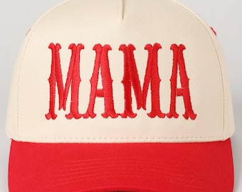 Pode incluir: Boné de beisebol com coroa creme e aba vermelha. A palavra "MAMA" é bordada em vermelho, com letras estilizadas na frente. O boné tem um botão vermelho na parte superior.