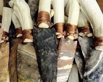 Cuchillos grandes hechos a mano de asta con hoja de piedra