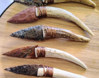 Cuchillo con punta de flecha de asta de alce
