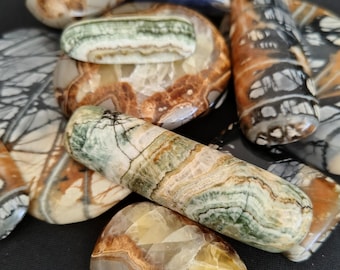 Cabujón de calcita con bandas verdes