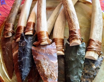 Cuchillos de asta auténticos, cuchillos de piedra, cuchillo con punta de flecha