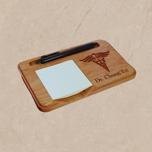 Personalisierter Haftnotizhalter für Ärzte, individueller Block- und Stifthalter aus Holz, Geschenk für Ärzte