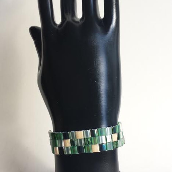 Manchette perles japonaises Miyuki, façon bracelet de montre vert.