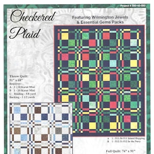 Pode incluir: Padrão de colcha xadrez "Checkered Plaid" com Wilmington Jewels e Essential Gems Packs. O padrão inclui instruções para uma colcha de arremesso que mede 51 polegadas por 68 polegadas e uma colcha completa que mede 74 polegadas por 91 polegadas. O padrão usa uma variedade de cores, incluindo vermelho, verde, amarelo, azul e branco.