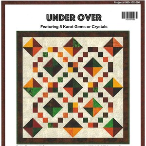 Puede incluir: Un patrón de acolchado llamado "Under Over" con gemas o cristales de 5 quilates. El patrón es para un cubremesa cuadrado de 44 pulgadas. El diseño del acolchado está hecho de cuadrados y diamantes rojos, naranjas, amarillos, verdes y marrones. El patrón requiere 1-5 paquetes de tela de 5 quilates en colores principales y de fondo, rectángulos de ajuste y bordes.