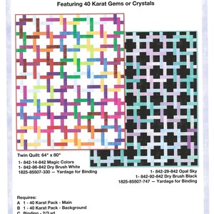 Puede incluir: Un estampado de tela titulado "Linked Along" con dos diseños de edredón. Uno presenta una cuadrícula colorida de líneas que se cruzan, el otro una cuadrícula en blanco y negro. El texto indica que es un edredón doble, 162.56cm x 203.2cm.
