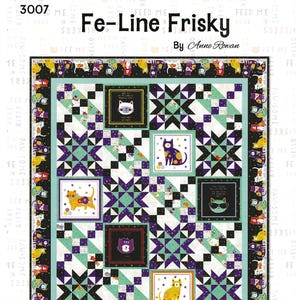 Könnte beinhalten: Ein farbenfroher Quilt mit Katzenmotiven, der Quadrate mit Katzenillustrationen und Sternmustern zeigt. Der Quilt misst 155 cm x 185 cm. Das Design enthält den Text "Fe-Line Frisky" und "Large Throw Quilt".