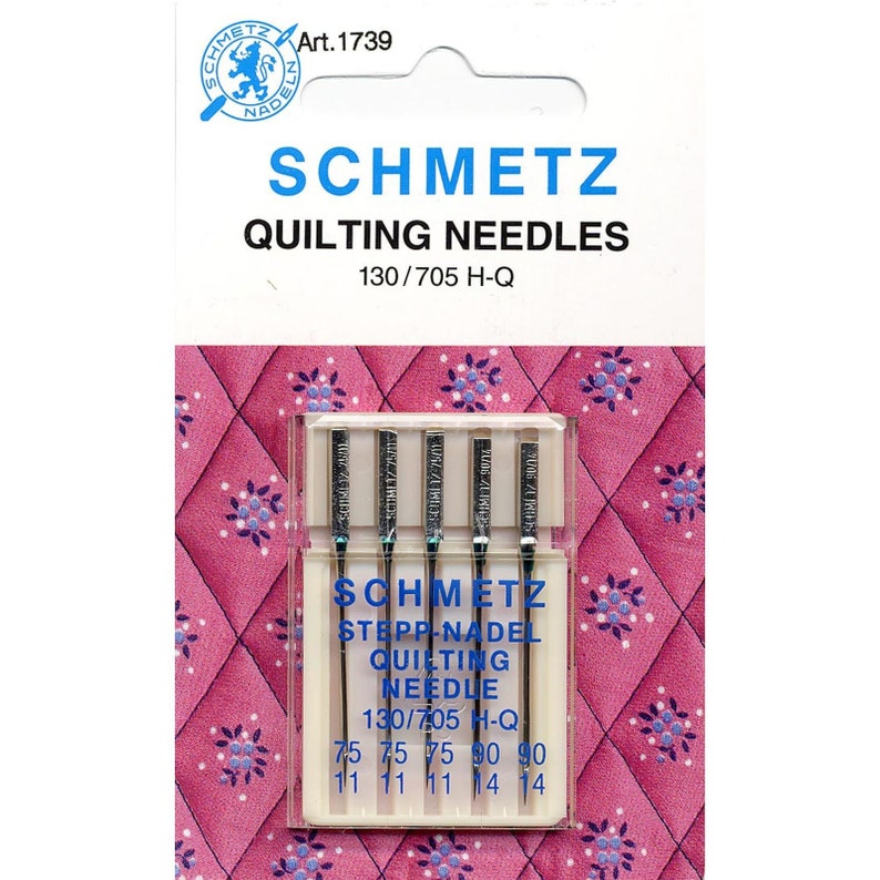 Pu&ograve; includere: Un pacchetto di cinque aghi da quilting argentati della marca Schmetz. La confezione &egrave; bianca con testo blu che recita "Schmetz Stepp-Nadel Quilting Needle 130/705 H-Q 75 75 75 90 90 11 11 11 14 14".