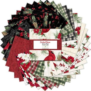 Puede incluir: Una disposición circular de cuadrados de tela con temática navideña. Las telas presentan diseños de cardenales, flores de Pascua, piñas y cuadros en rojo, verde, negro y blanco. El centro muestra el texto "Cardinal Charm".