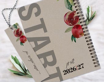 Może przedstawiać: Planer spiralny i pasująca zakładka na papierze w kolorze opalenizny. Planer zawiera słowo START w dużych szarych literach, akwarelowe ilustracje granatów oraz tekst 2026|27. Zakładka zawiera czarno-biały sznurek.