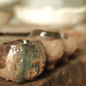 Juego de cuatro tazas de espresso wabi sabi. Cerámico.